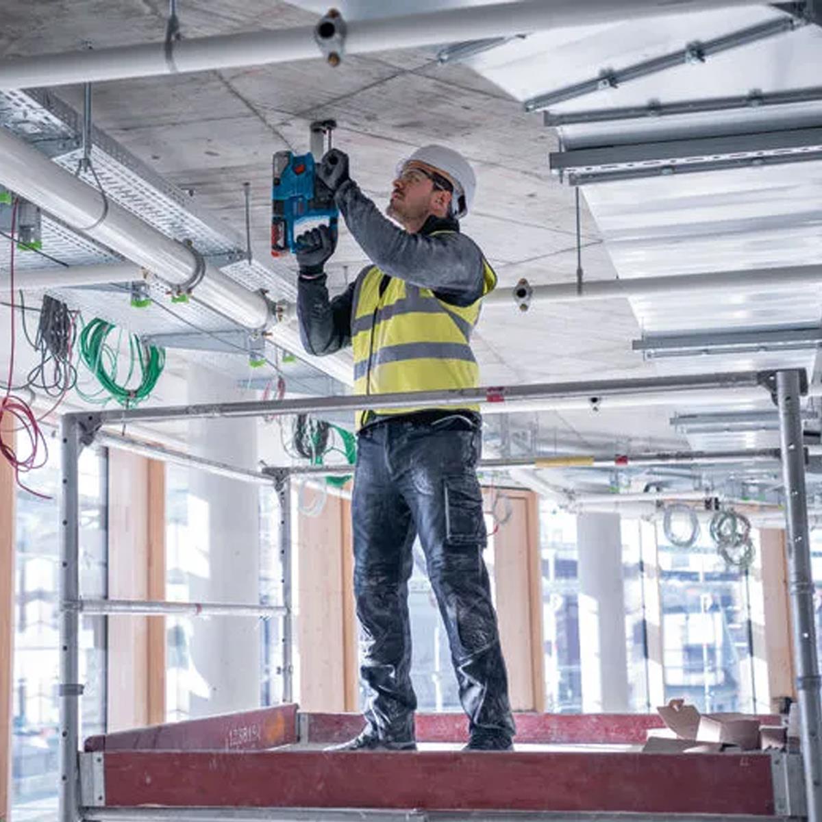 Bosch GBH 18V-22 18V Brushless SDS-Plus Rotary Hammer Drill with 1 x 4.0Ah Battery & Charger