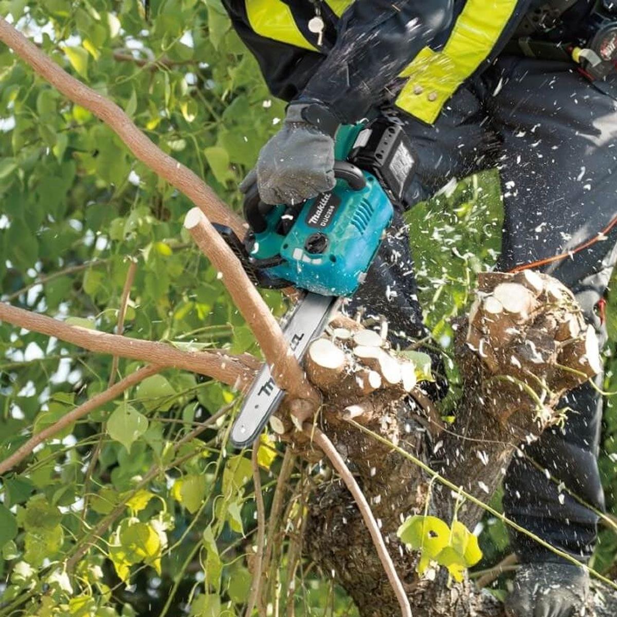 Makita DUC254Z 18V LXT Brushless Chainsaw with 1 x 5.0Ah Battery & Charger