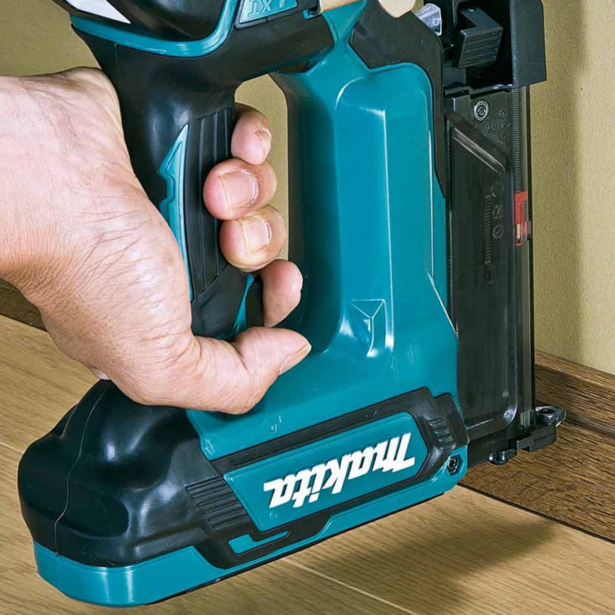 Makita DPT353Z 18V First Fix 23Ga Pin Nailer with 1 x 3.0Ah Battery & Charger