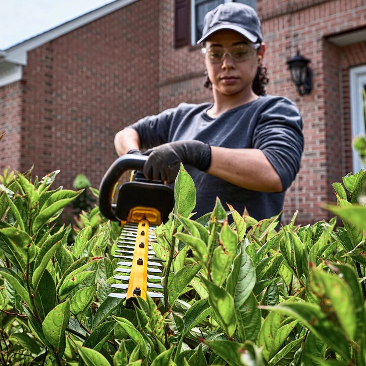 Dewalt DCMHT573N-XJ 54V XR FlexVolt Brushless Hedge Trimmer with 1 x 9.0Ah Battery & Charger