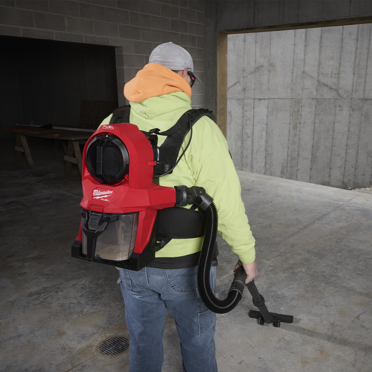 Milwaukee M18FBPV2-0 18V M18 Brushless Backpack Vacuum with 1 x 8.0Ah Battery & Charger