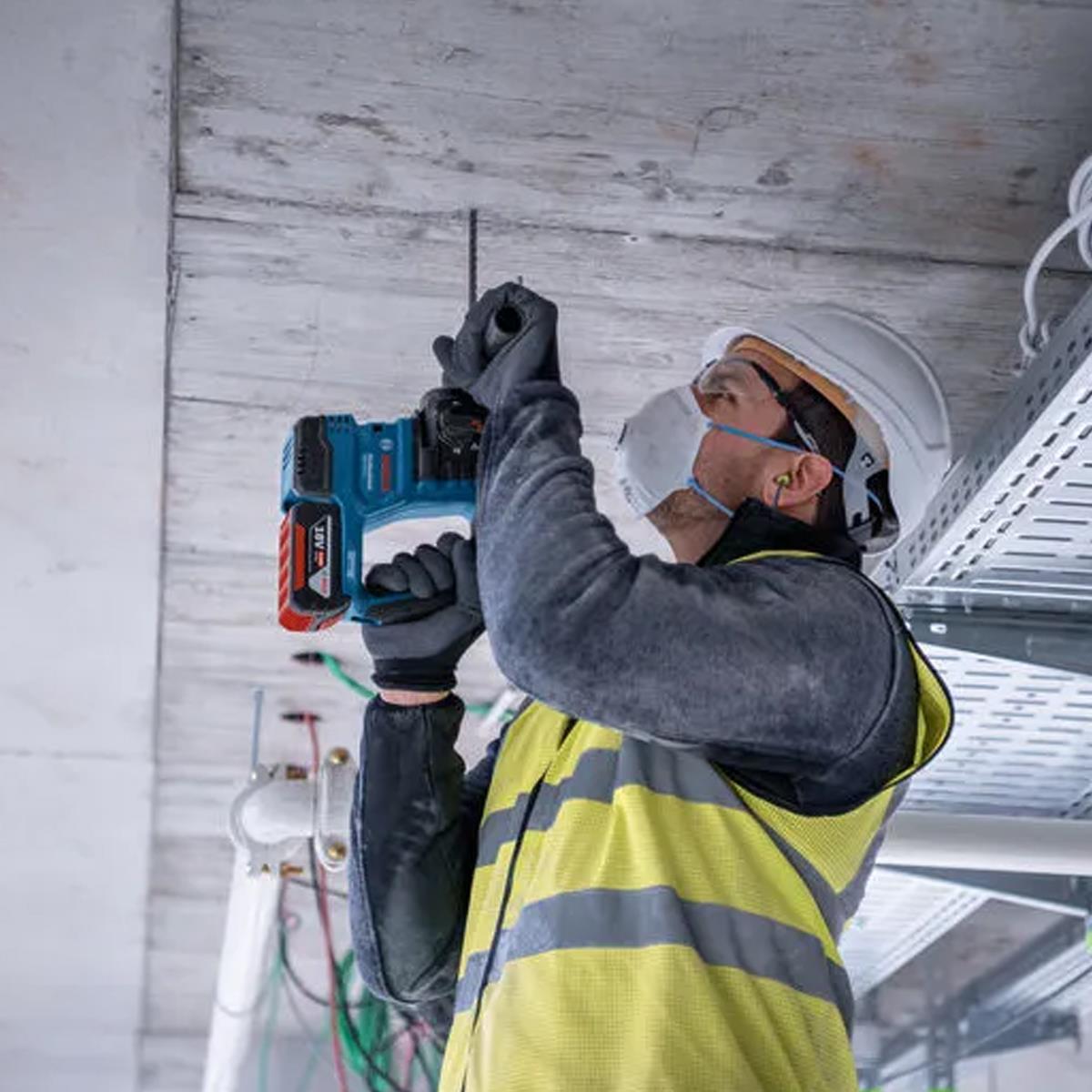 Bosch GBH 18V-22 18V Brushless SDS-Plus Rotary Hammer Drill with GDE 18V-12 Dust Extractor Attachment