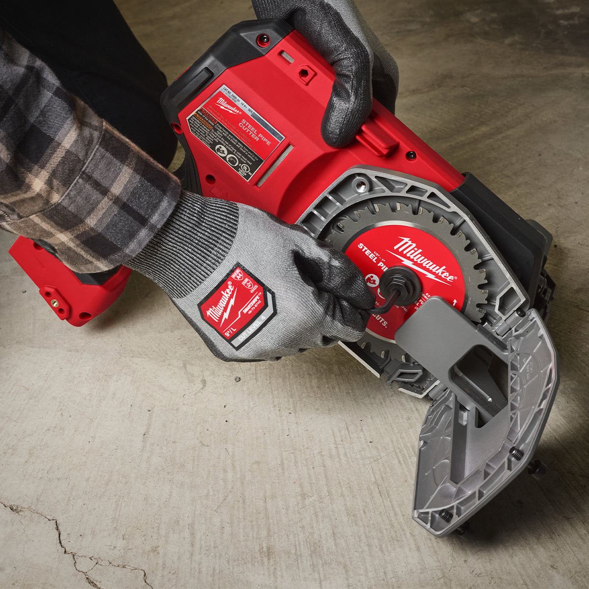 Milwaukee M18FPCS-0 18V M18 FUEL Brushless Steel Pipe Cutter with 1 x 6.0Ah Battery & Charger