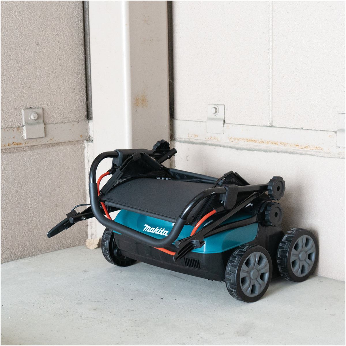 Makita DUV320Z 18V LXT Brushless 320mm Scarifier with 1 x 3.0Ah Battery & Charger