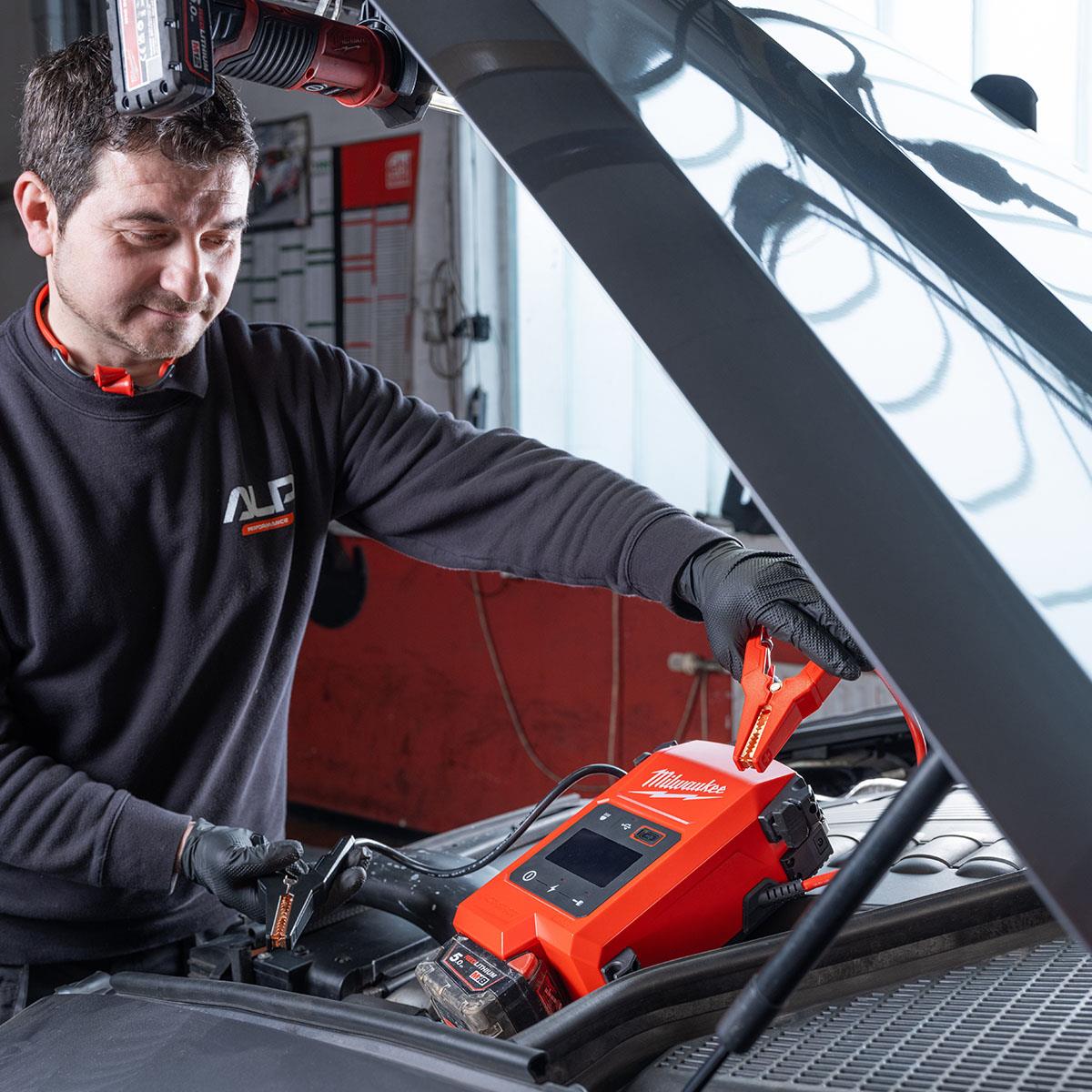 Milwaukee M18JS2000-0 18V Jump Starter with 1 x 8.0Ah Battery & Charger