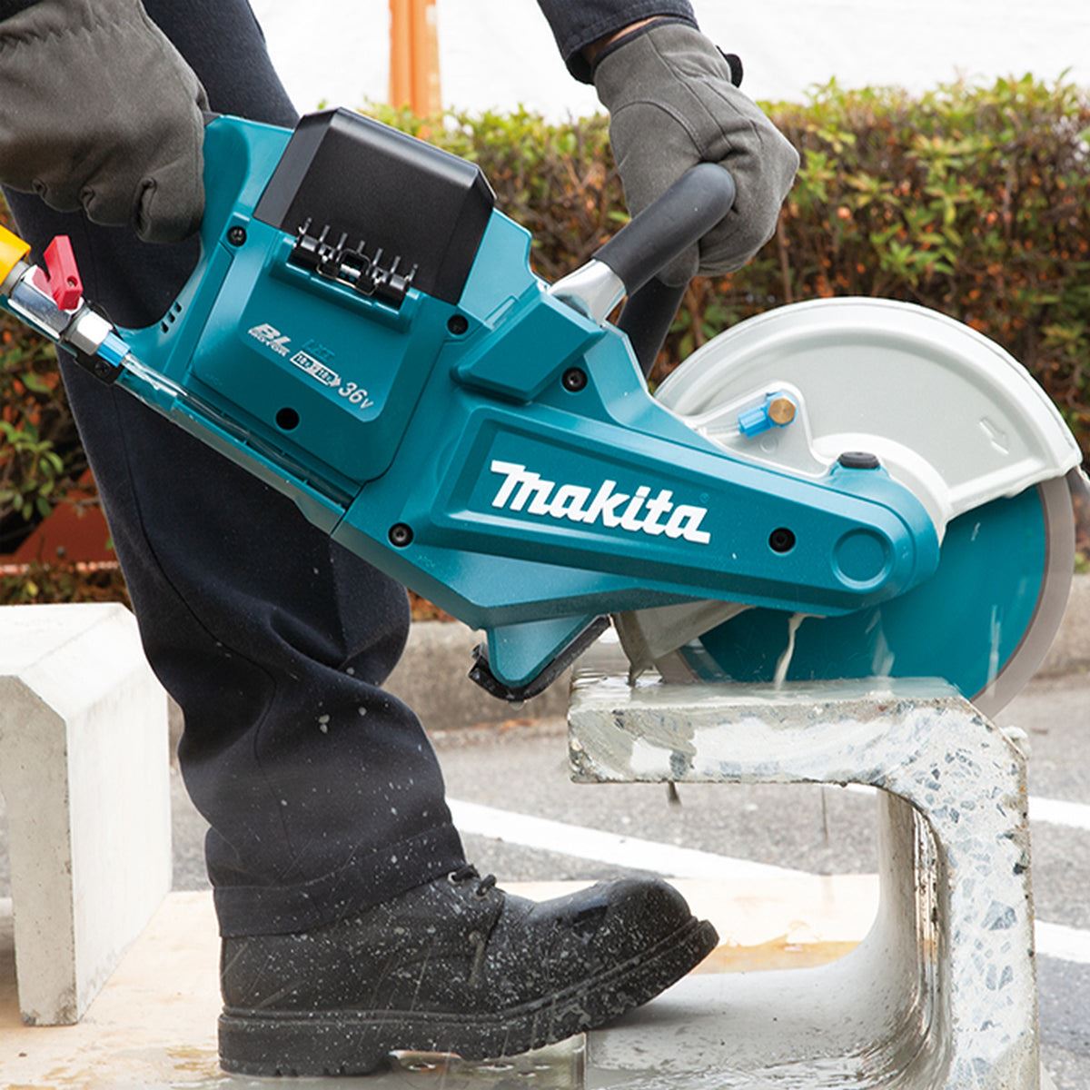 Makita DCE090ZX1 36V LXT 230mm Brushless Disc Cutter with 2 x 6.0Ah Battery & Charger