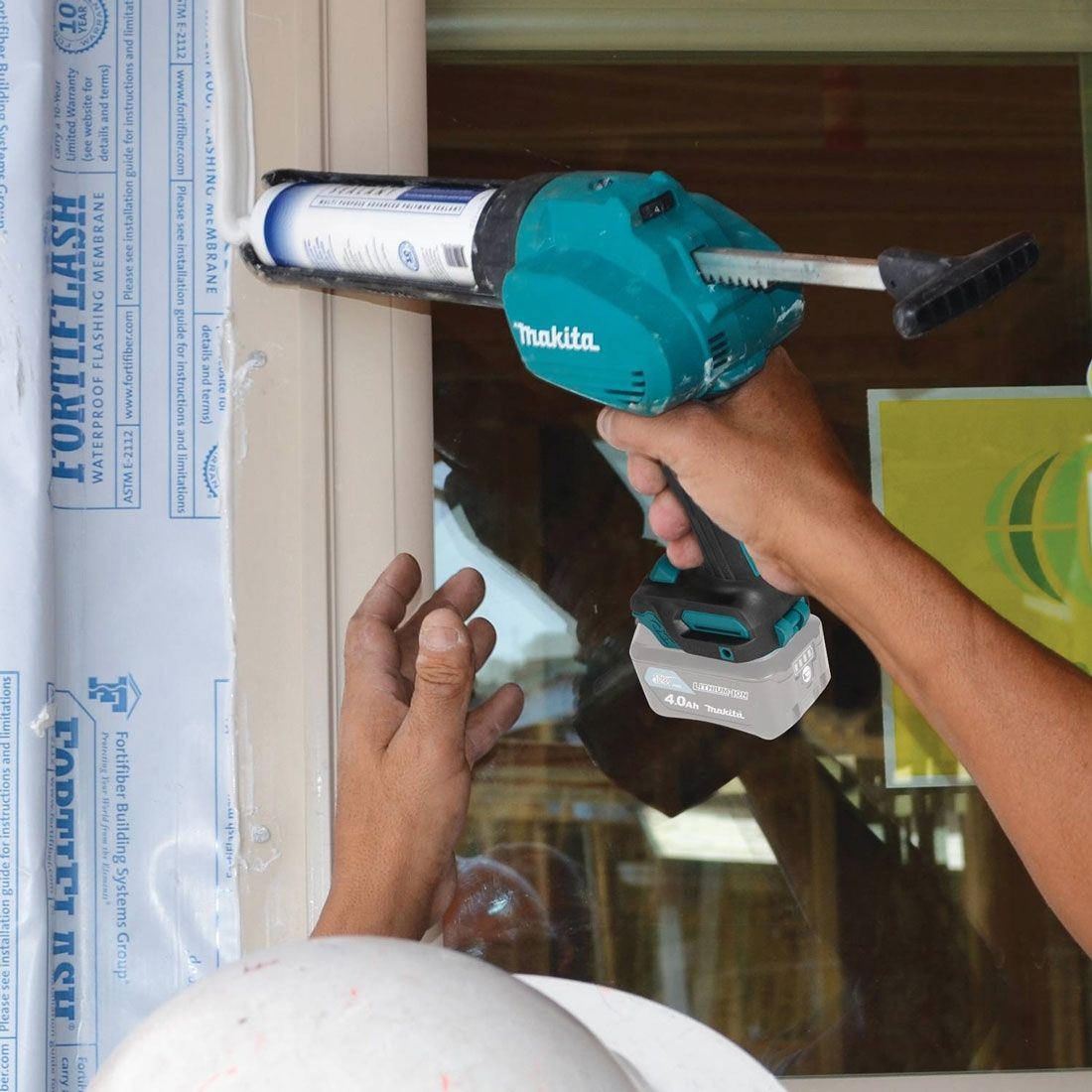 Makita CG100DWAEA 12Vmax CXT Caulking Gun With 2 x 2.0ah Batteries, Charger & Case