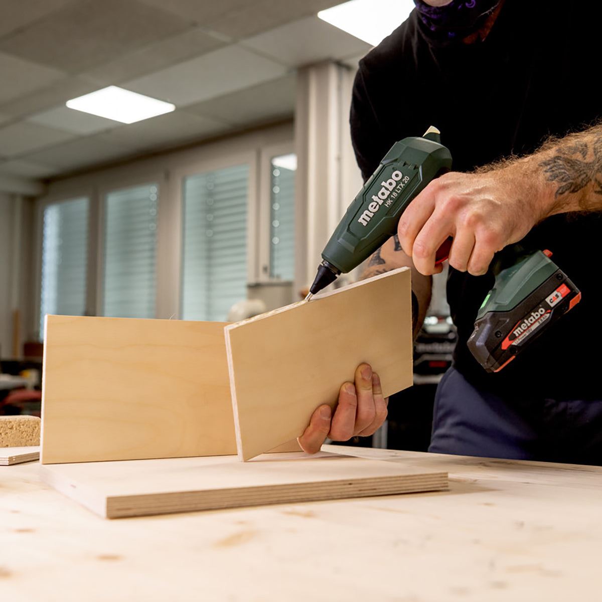 Metabo HK 18 LTX 20 18V Hot Glue Gun with 1 x 4.0Ah Battery, Charger, Glue Sticks & Metabox