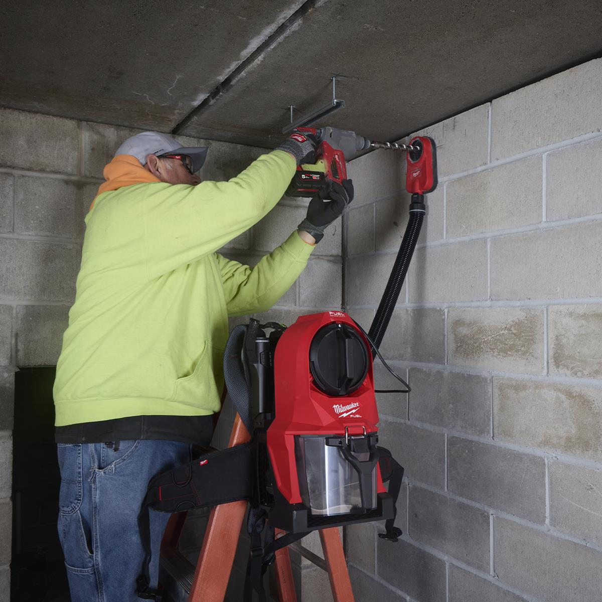Milwaukee M18FBPV2-0 18V M18 Brushless Backpack Vacuum with 1 x 5.5Ah Battery & Charger