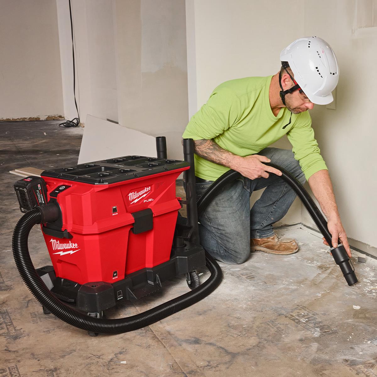 Milwaukee M18FVC23L-0 18V Brushless Wet & Dry Vacuum Cleaner with 1 x 5.0Ah Battery & Charger