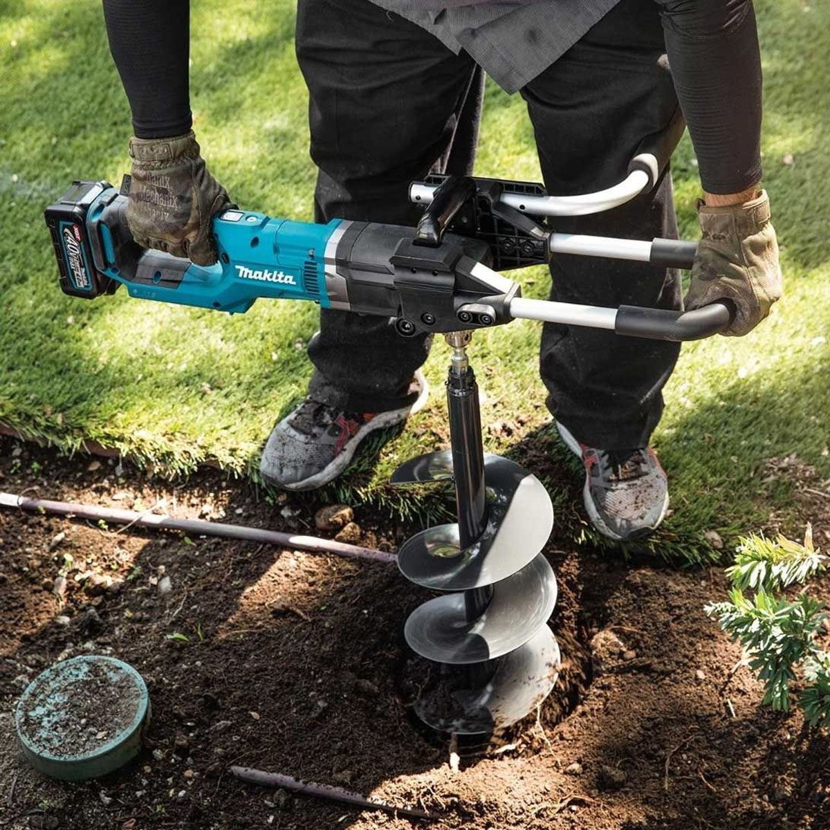 Makita DG001GD201 40V XGT Brushless Earth Auger With 2 x 2.5Ah Batteries & Charger