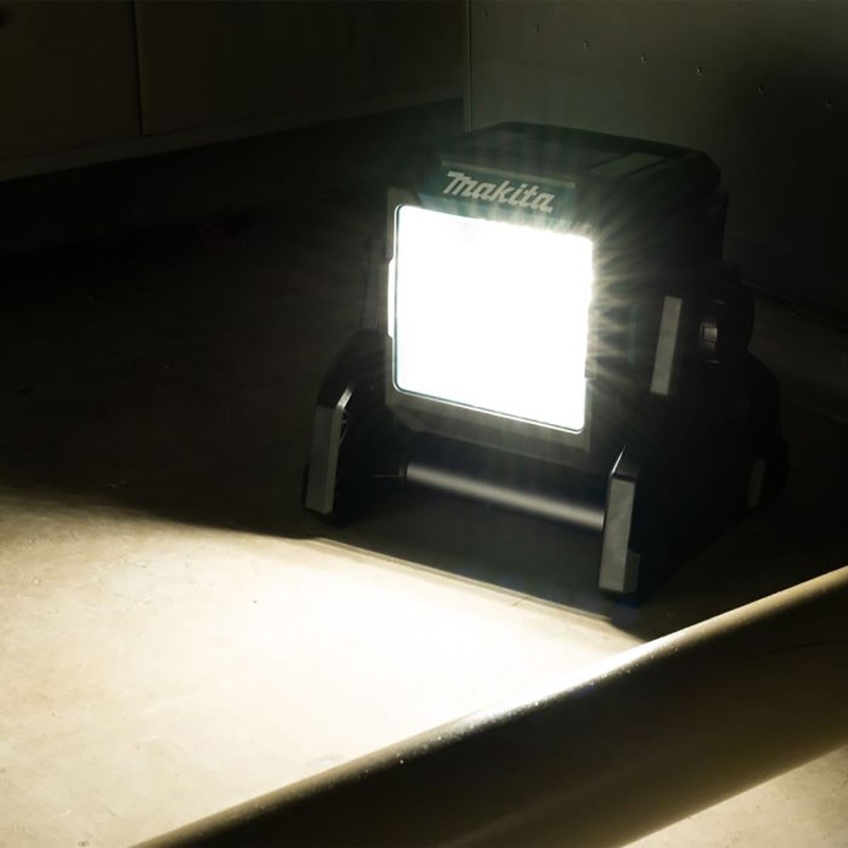 Makita ML003G 18V / 40Vmax LXT / XGT Cordless LED Work Light with 1 x 6.0Ah Battery & Charger