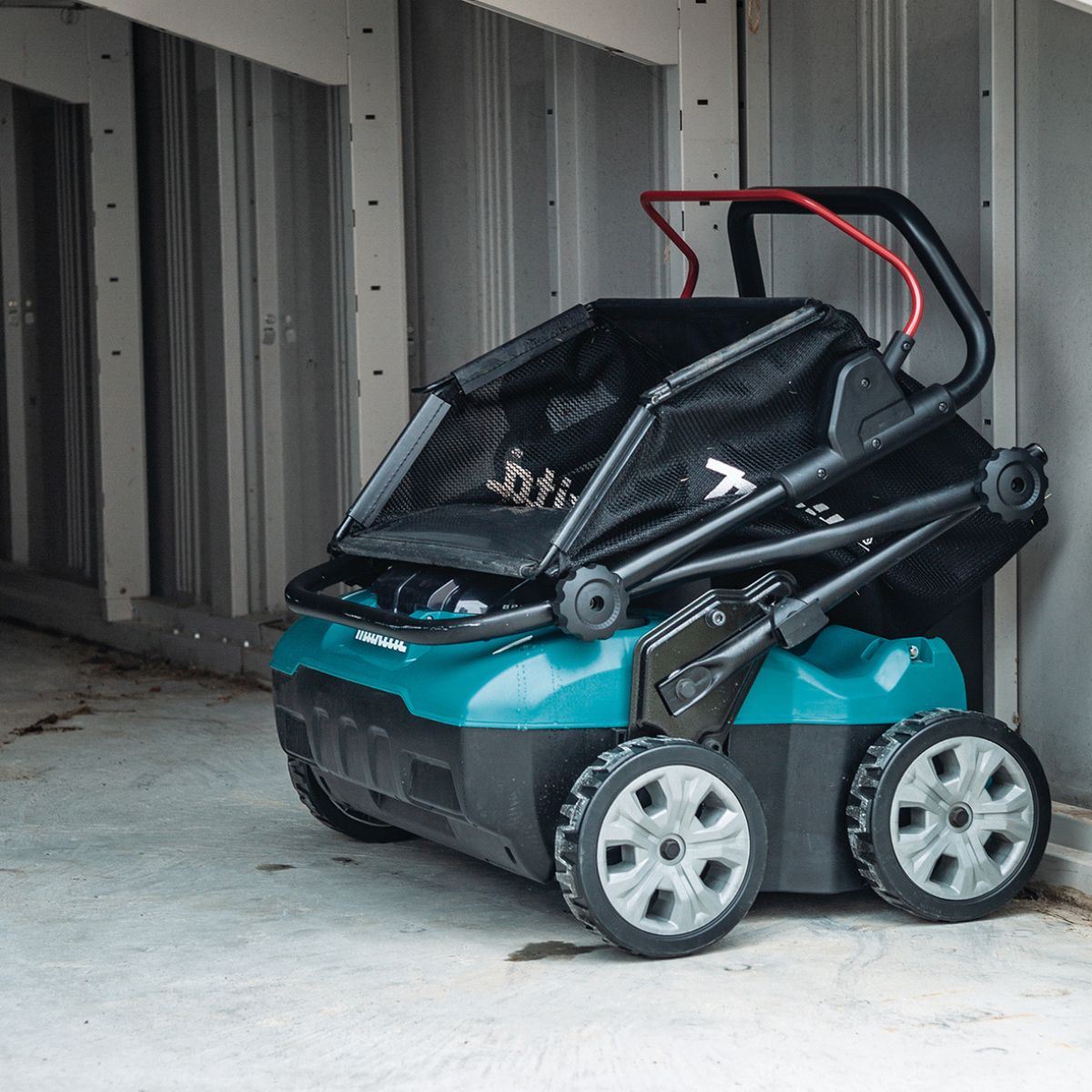 Makita UV001GM201 380mm 40V Max Brushless Lawn Scarifier With 2 x 4.0Ah Batteries & Charger