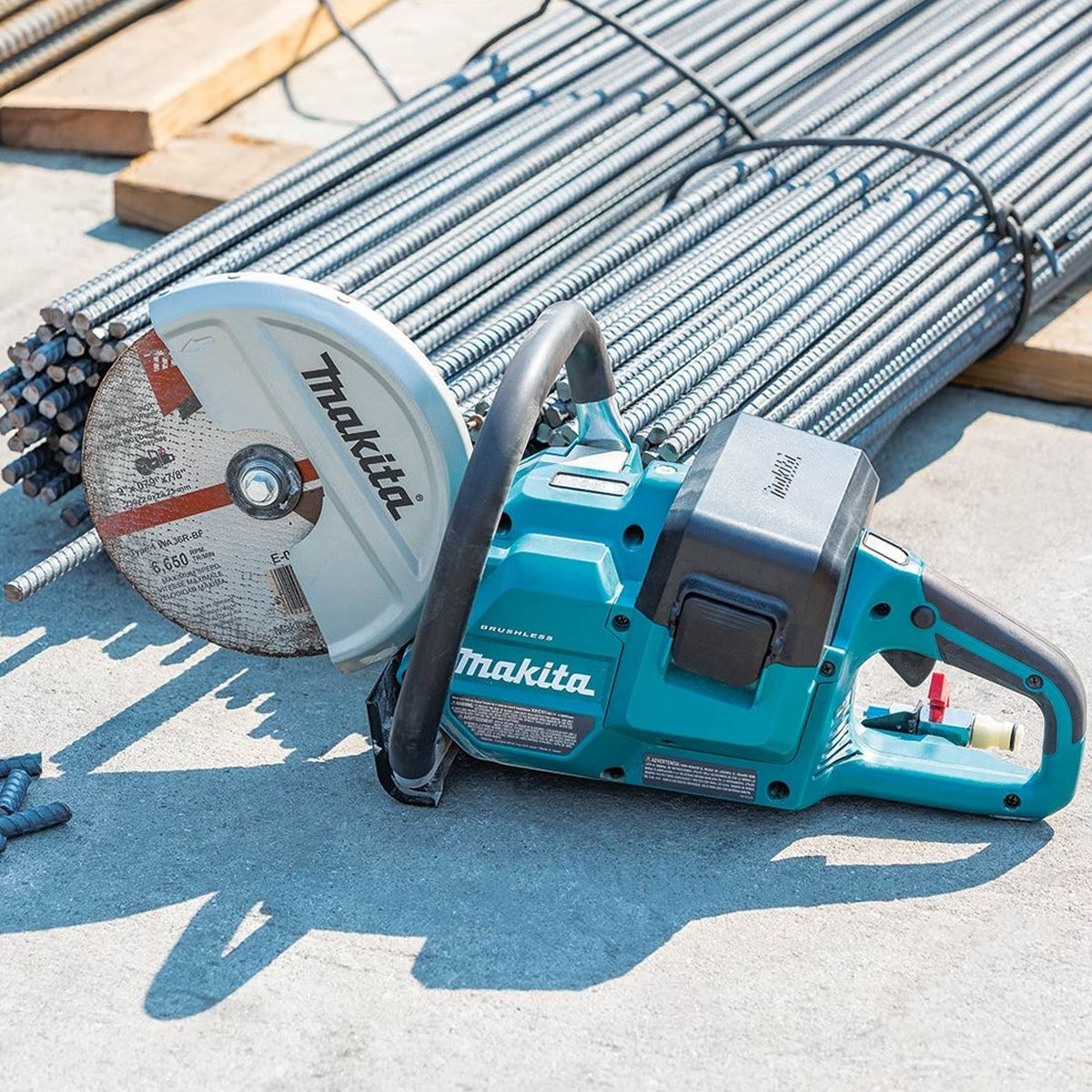 Makita DCE090ZX1 36V LXT 230mm Brushless Disc Cutter with 2 x 9.0Ah Battery & Charger
